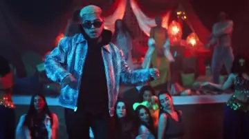 La veste argenté serpent de Hamza dans son clip Dale x Love Therapy feat. Aya Nakamura