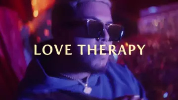 Les lunettes de soleil noires et carré de Hamza dans son clip Dale x Love Therapy feat. Aya Nakamura