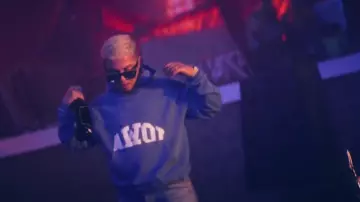 Le sweat bleu AWOI porté par Hamza dans son clip Dale x Love Therapy feat. Aya Nakamura (Clip officiel)