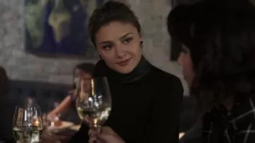 Helmut Lang Bondage Jersey Leather Neck Top usado por Megan Morrison (Christine Evangelista) en The Arrangement (S02E10)