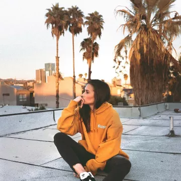 Le sweatshirt à capuche porté par Shannon Beveridge sur le compte Instagram de @nowthisisliving