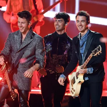 Pantalones a medida clásicos de Balmain usados por Kevin Jonas para los Billboard Music Awards 1 de mayo de 2019
