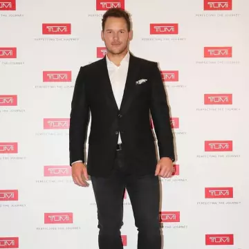 Madewell Slim Jeans en gras Saturés Noir bien porté par Chris Pratt pour le Jardin de la Cour Tumi Événement VIP à Hong Kong - le 30 avril 2019