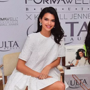 Cecilie Bahnsen Annabella surdimensionné en coton mélangé cloqué mini robe portée par Kendall Jenner à Formawell Lancement le 1er Mai 2019