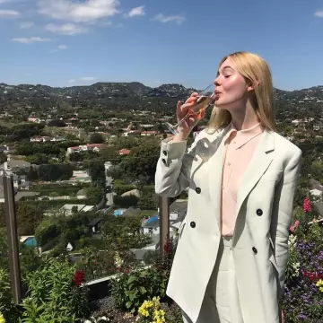 Le blazer long 2 boutons porté par Elle Fanning sur le compte instagram de @ellefanning