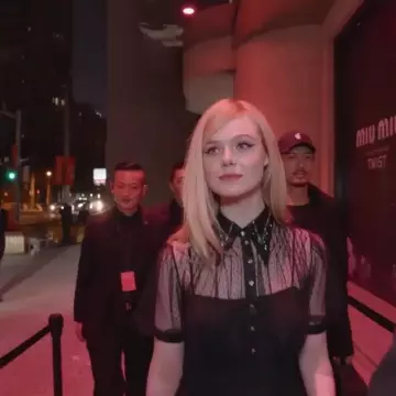 La robe en dentelle col noir portée par Elle Fanning sur le compte instagram de @ellefanning