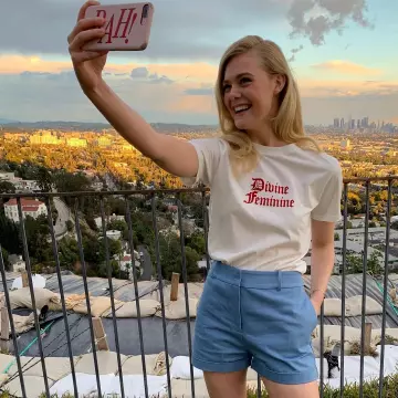 Le t-shirt blanc Divine Feminine porté par Elle Fanning sur le compte instagram de @ellefanning