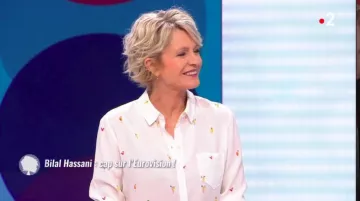 La camisa de seda marfil estampada en cóctel de Sophie Davant en el programa C'est au