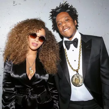 Sunglasses black pearl and Beyoncé on the account Instagram @jayz.co