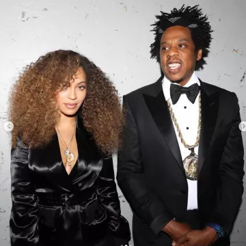 The black shirt worn by Beyoncé on the account Instagram @jayz.co