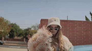 Kangol Furgora Cream Bucket Hat usado por Gigi (Billie Lourd) en Booksmart