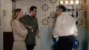 Isabel Marant Etoile de Soie Imprimée Crème de la Baisse de la Taille de la Robe portée par Alexis Rose (Annie Murphy) dans Schitt s Creek (S03E04)