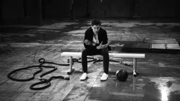 The white sneakers of Shawn Mendes in her video clip If I Can't Have You
