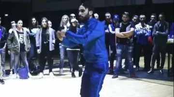 The tracksuit jacket blue Nike Heuss Bastard in his video Goes into the circle