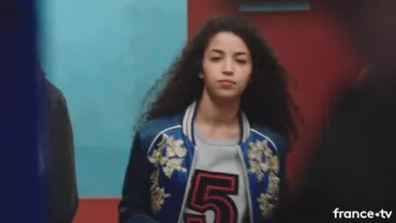 The bomber jacket blue of Mila in the Most beautiful life S15E3715