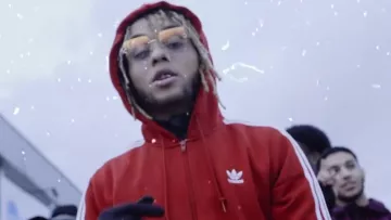 La chaqueta roja de chándal adidas con cremallera de Zola en su video musical Papers feat. Ninho