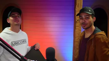 Le sweatshirt Unicorn de Neoxi dans la vidéo YouTube NOS PREMIÈRES CONVERSATIONS MESSENGER #2