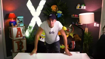 Le t-shirtblanc  L'équipage de Neoxi dans la vidéo YouTube JE NE SAIS PAS CE QU’IL Y A DANS CE COLIS #2