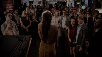 La robe jaune décolleté dans le dos Johanna Ortiz de Fallon Carrington (Elizabeth Gillies) dans Dynastie S02E19