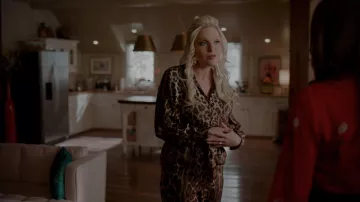 La combinaison léopard Dolce & Gabbana de Alexis Carrington (Elizabeth Gillies) dans Dynastie (S02E19)