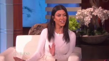 Le pull blanc de Kourtney Kardashian lors de son passage dans l'émission The Ellen DeGeneres Show avec avril 2019