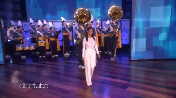 La pantalon blanc à jambes évasées de Kourtney Kardashian dans l'émission The Ellen DeGeneres Show en avril 2019