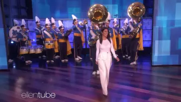 Les chaussures transparentes à talons de Kourtney Kardashian dans l'émission The Ellen DeGeneres Show en avril 2019