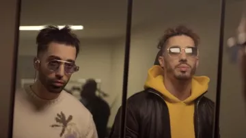 Le sweatshirt à capuche jaune Jacquemus de N.O.S. dans le clip Deux Frères de PNL