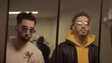 Le sweatshirt à capuche jaune Jacquemus de N.O.S. dans le clip Deux Frères de PNL