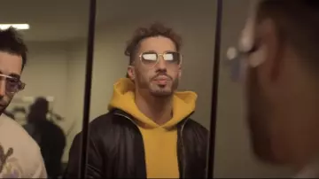 Le sweatshirt jaune à capuche de N.O.S. dans le clip Deux Frères de PNL