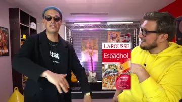 Le t-shirt noir Thrasher de Carlito dans la vidéo YouTube ON REPASSE LE BAC : ESPAGNOL (24H À BARCELONE POUR RÉVISER) - Ep.3 de McFly & Carlito