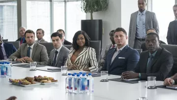 Le blazer blanc rayé en noir de Ali Davis (Taraji P. Henson) dans What Men Want