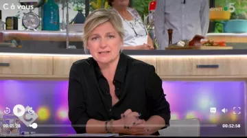 La chemise noire de Anne-Élisabeth Lemoine dans C à vous le 02.05.2019