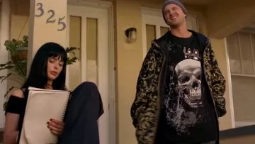 The hooded jacket with pattern and ornaments of Jesse Pinkman (Aaron Paul) in Breaking Bad (S02E07)