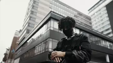 The black mask Scarlxrd in her video clip I NEED SPACE.