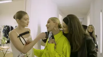 Les boucles d'oreilles argentées Jennifer Fisher de Hailey Baldwin dans Hailey Bieber's 5-Step Guide to Hosting the Perfect Party | Vogue