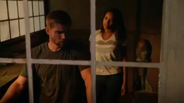 Sol Angeles Cove Wave V Neck Tee worn by Eva Sinclair (Kylie Bunbury) in Under the Dome (S03E07)
