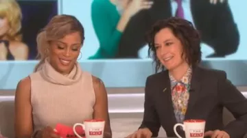 Alice + Olivia Hailee Blouson Robe Pull porté par Eve sur Le Talk 18 février 2019