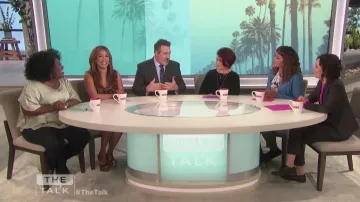 Alice + Olivia Shira Roll Sleeve Tee porté par Eve sur Le Talk 08 Mars 2019