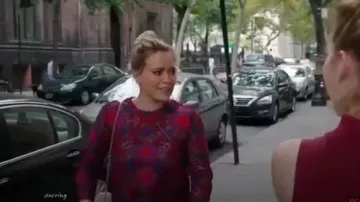 Sandro Iris Medallion Top usado por Kelsey Peters (Hilary Duff) en Younger (S03E12)