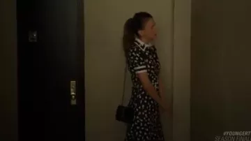 Zara en Cuir Sac à bandoulière avec Détail Métal porté par Liza Miller (Sutton Foster) chez les Jeunes (S03E12)