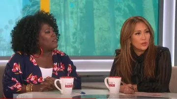 Alice + Olivia Willis Cravate au Cou Chemisier porté par Carrie Ann Inaba sur Le Talk 07 Mars 2019