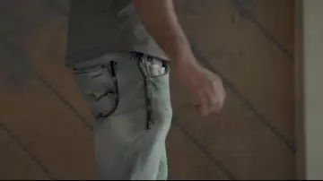 Le jean délavé Energie de N.O.S. dans le clip Deux Frères de PNL