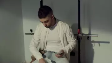 Le bomber blanc de Ademo dans le clip Deux Frères de PNL