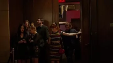 Alice + Olivia Kelli Haut porté par Lauren Heller (Molly Bernard) chez les Jeunes (S04E01)