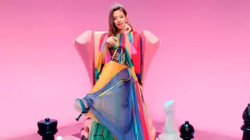 El vestido multicolor de Jennie Kim en el video musical DDU-DU DDU-DU de BLACKPINK