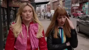 Milly Rayures arc-en-ciel, le Pull porté par Lauren Heller (Molly Bernard) chez les Jeunes (S04E02)