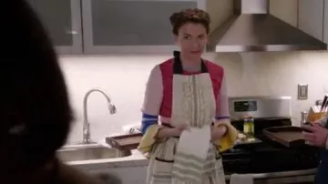 Anthropologie À Ambra Tablier porté par Liza Miller (Sutton Foster) chez les Jeunes (S04E02)
