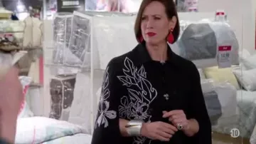 Fendi Floral Embroidered Wool & Silk Cape worn by Diana Trout (Miriam Shor) in Younger (S04E02)
