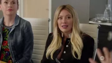 Alexander McQueen à Volants ourlet Veste Militaire porté par Kelsey Peters (Hilary Duff) chez les Jeunes (S04E02)